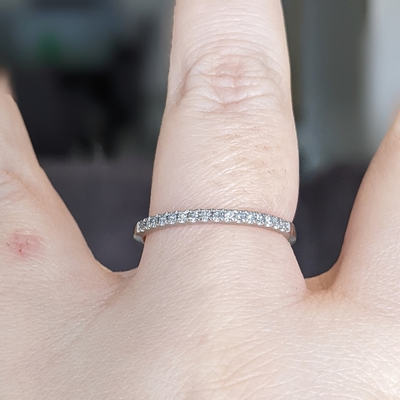 10K solid white gold diamond half eternity ring - Picture 8 of 12